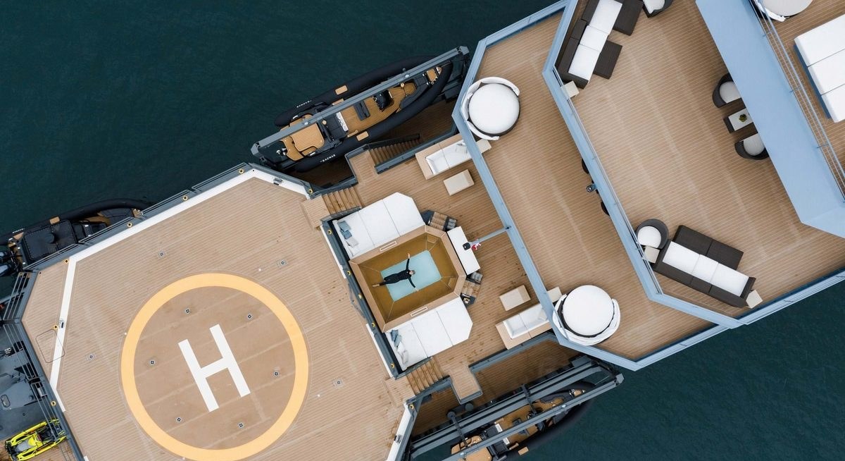 Q yacht charter 3