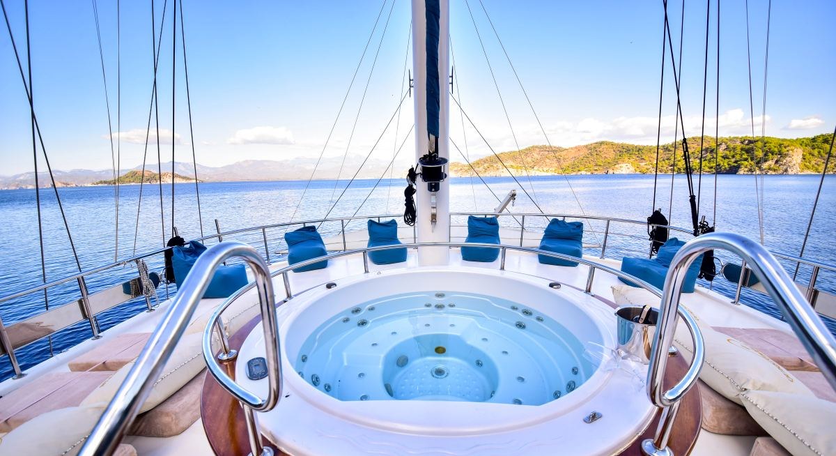 QUEEN ATLANTIS yacht charter 3