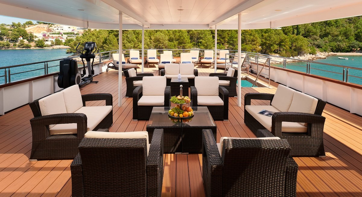 QUEEN ELEGANZA yacht charter 3