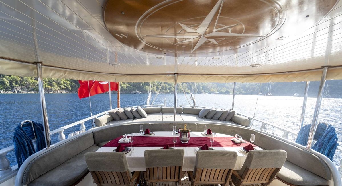 QUEEN LILA yacht charter 4