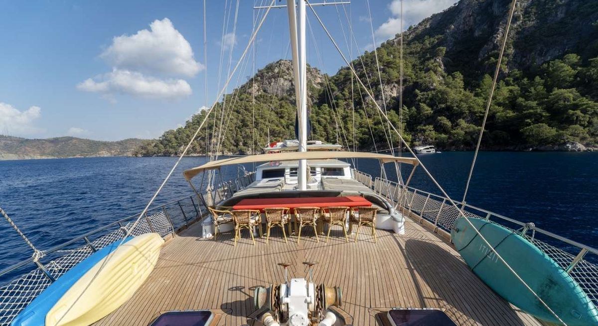 QUEEN LILA yacht charter 2