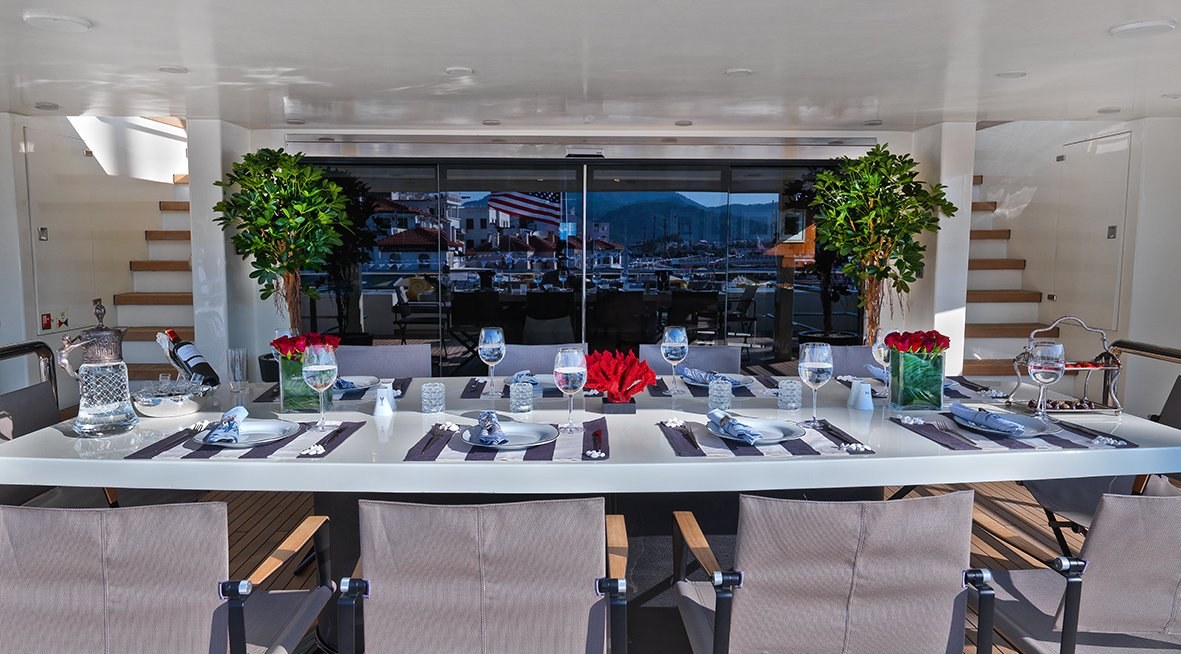 QUEEN MARE yacht charter 4