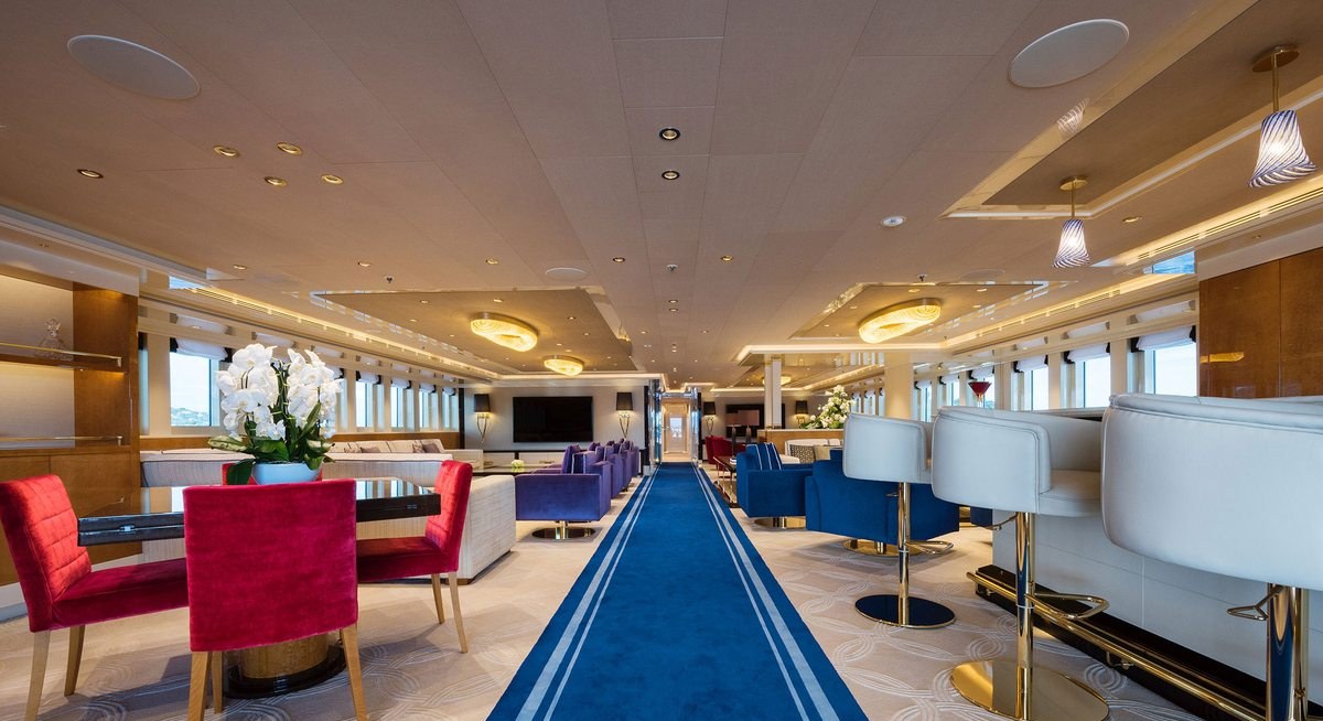 QUEEN MIRI yacht charter 2