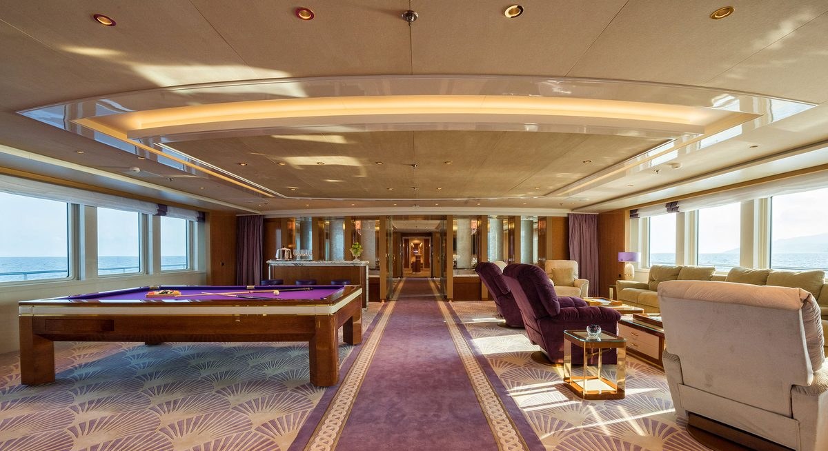 QUEEN MIRI yacht charter 3