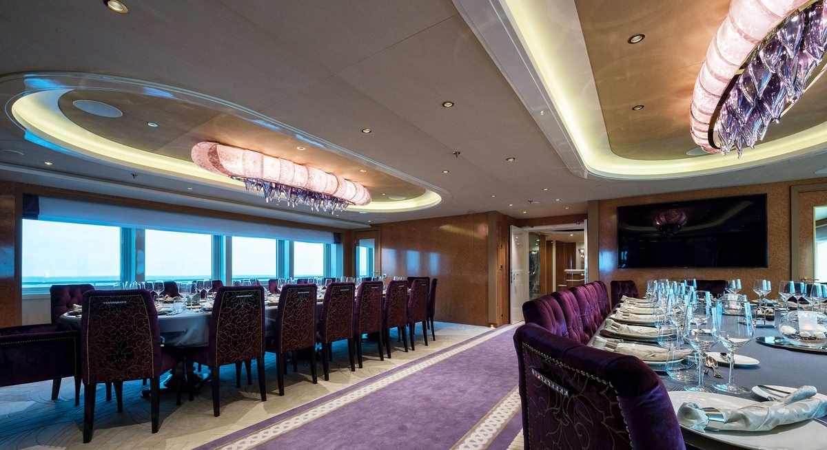 QUEEN MIRI yacht charter 4