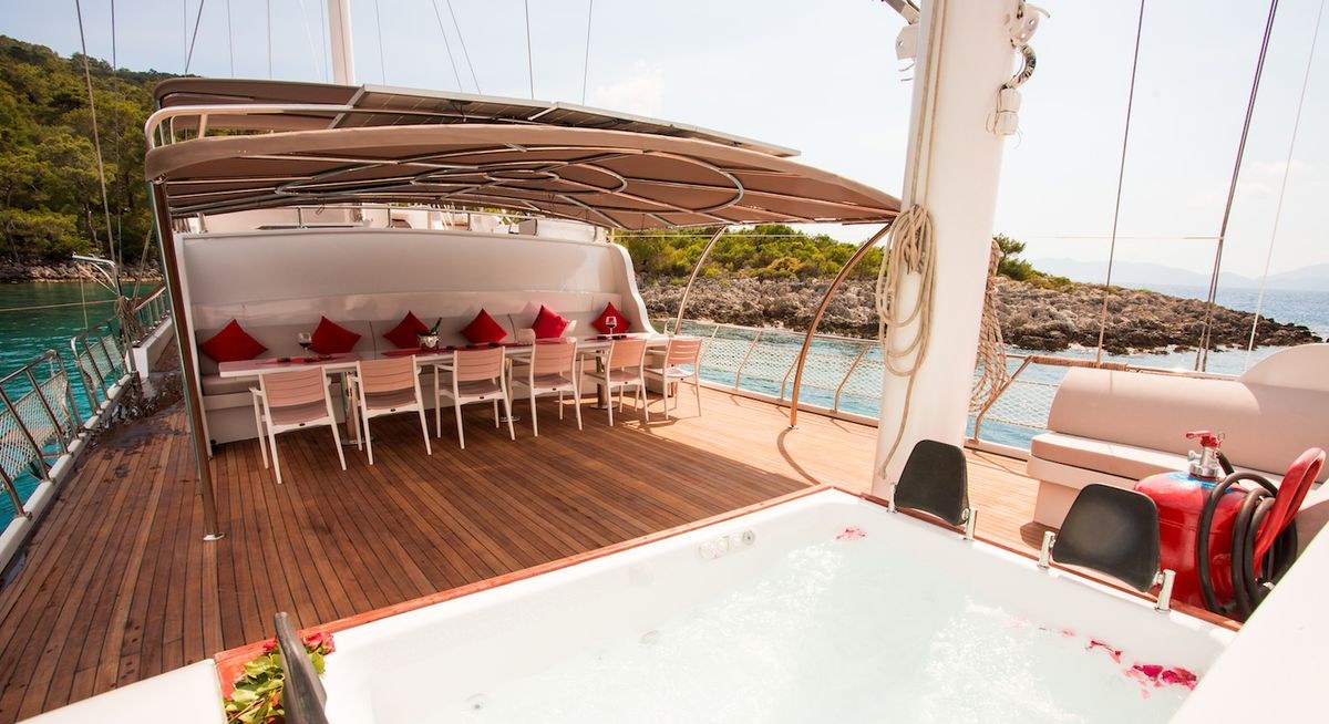 QUEEN OF RTT yacht charter 4