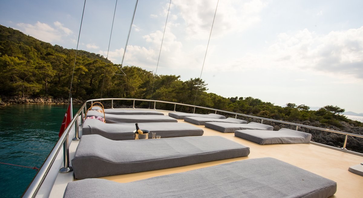 QUEEN OF RTT yacht charter 3