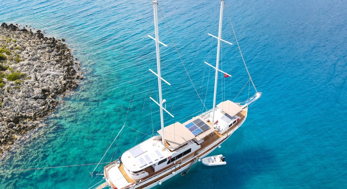 QUEEN OF RTT yacht charter 5