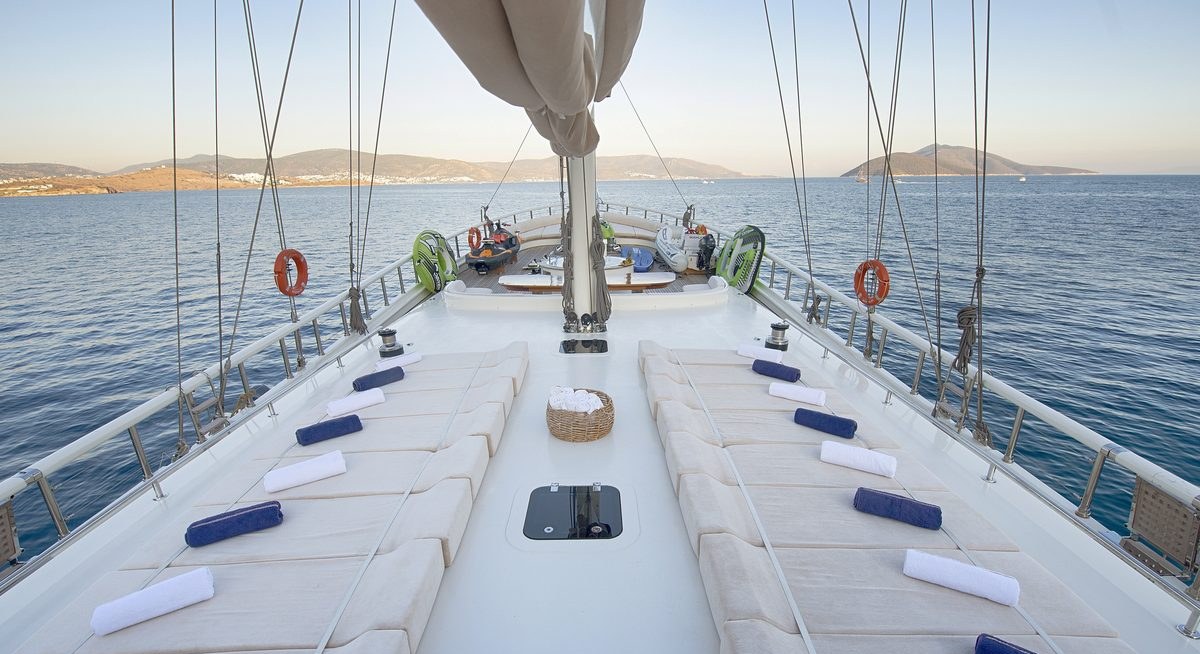 QUEEN OF SALMAKIS yacht charter 3