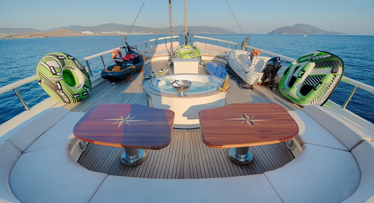 QUEEN OF SALMAKIS yacht charter 4