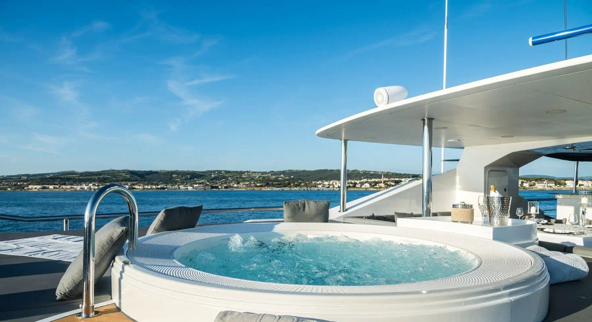 R23 yacht charter 2