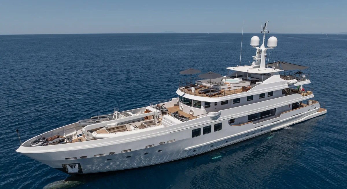 R23 YACHT CHARTER yacht charter