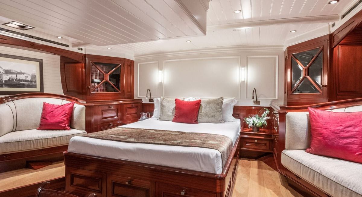 RAINBOW yacht charter 5