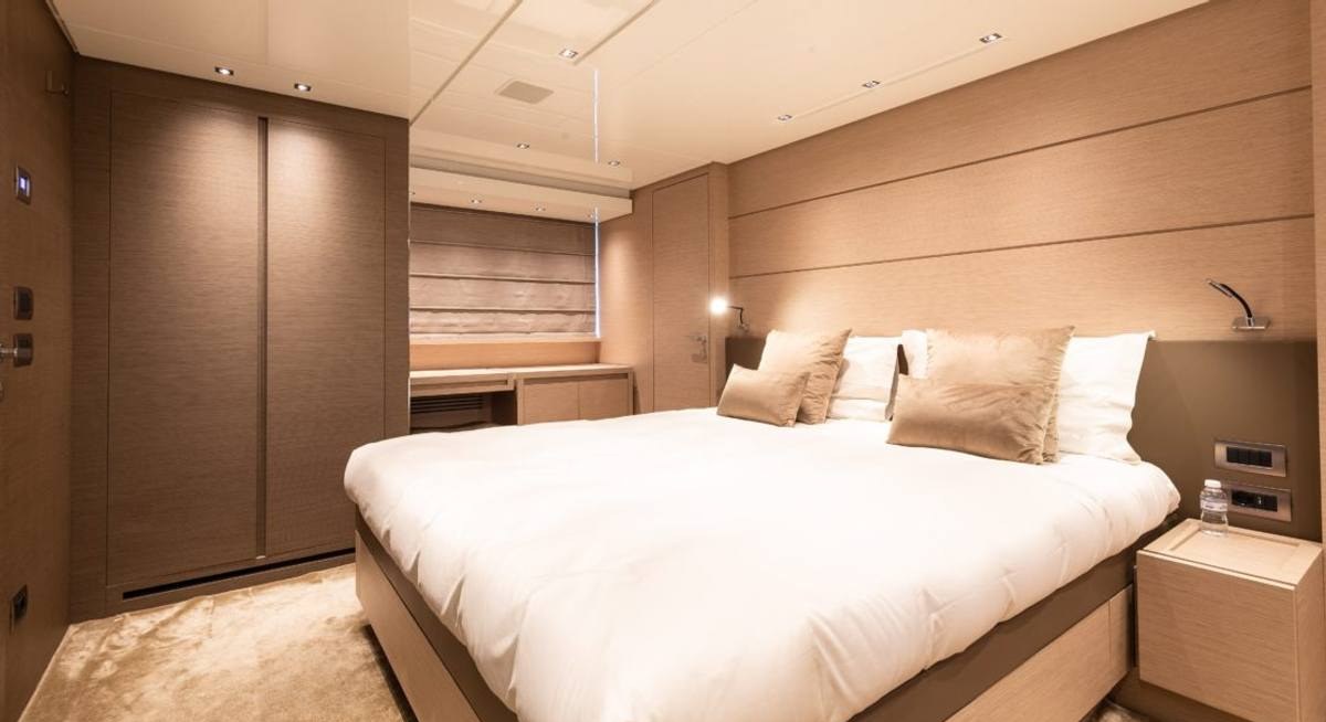 REGINE OF CANNES yacht charter 4