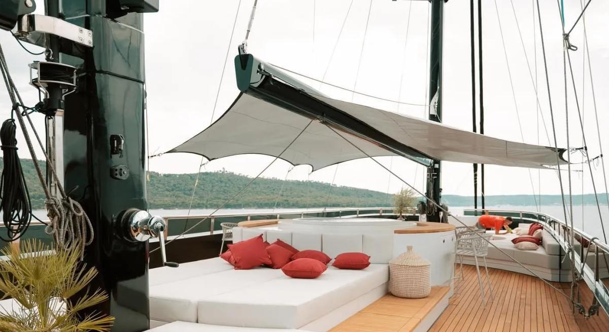 REPOSADO yacht charter 3