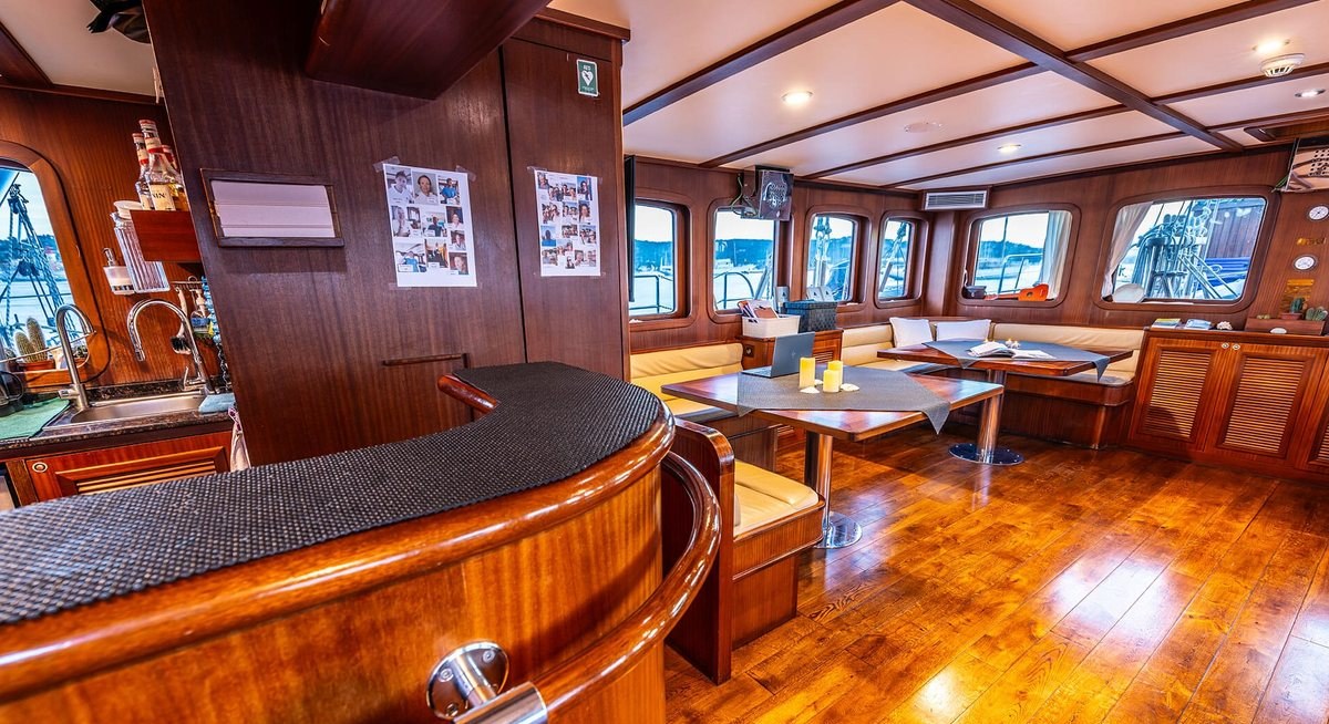 RHEA yacht charter 4