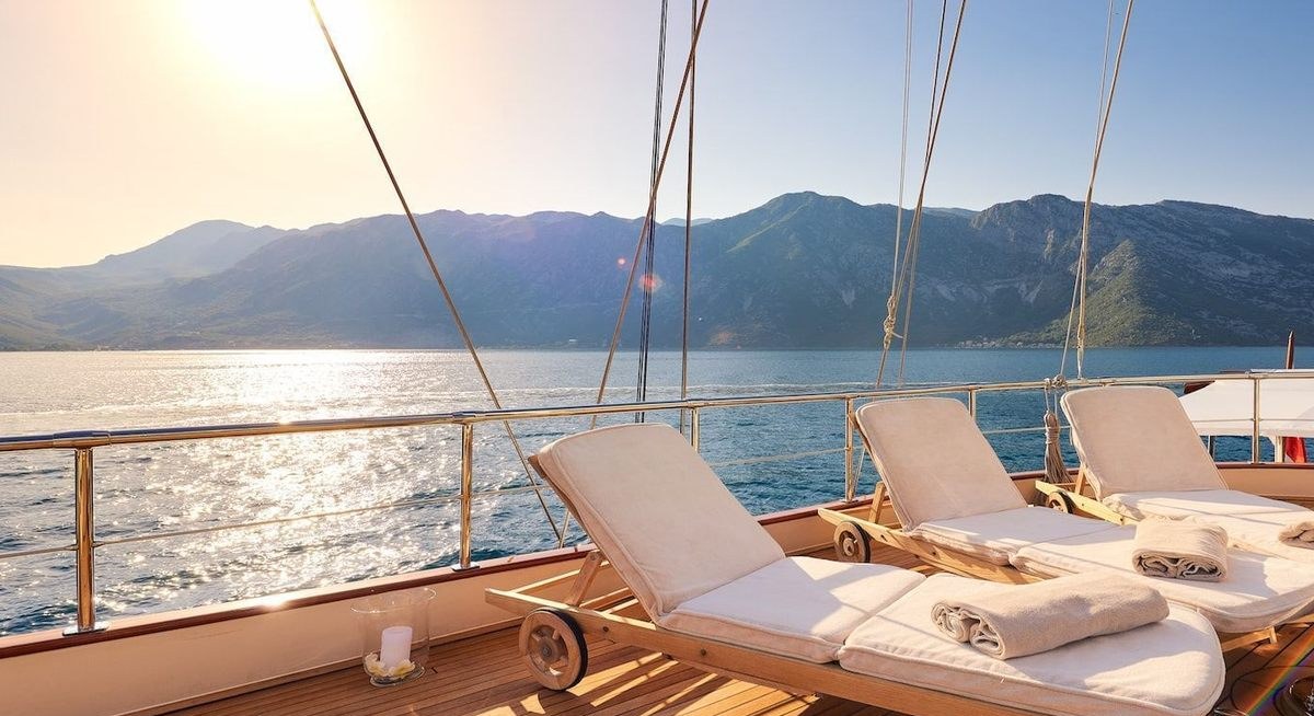 RIANA yacht charter 3