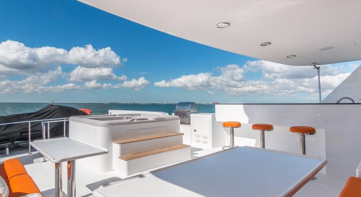 ROBIN'S NEST II yacht charter 3
