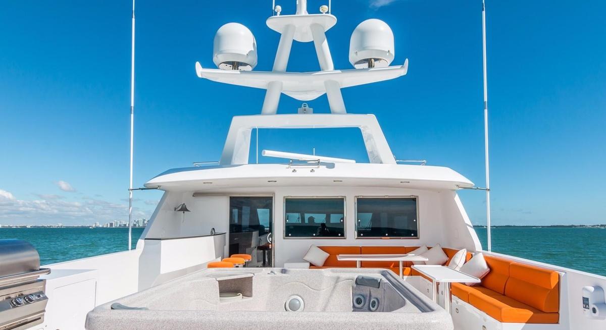 ROBIN'S NEST II yacht charter 2