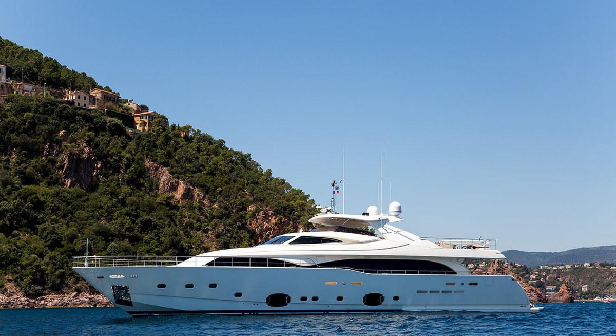 ROBUSTO YACHT CHARTER yacht charter
