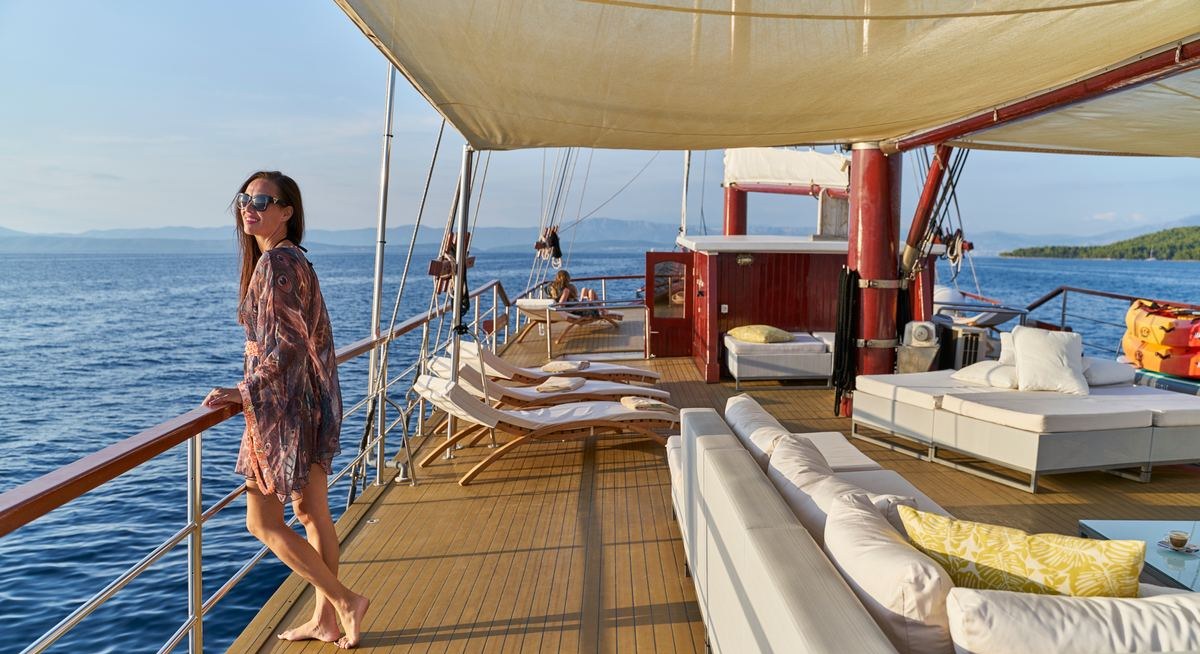 ROMANCA yacht charter 3