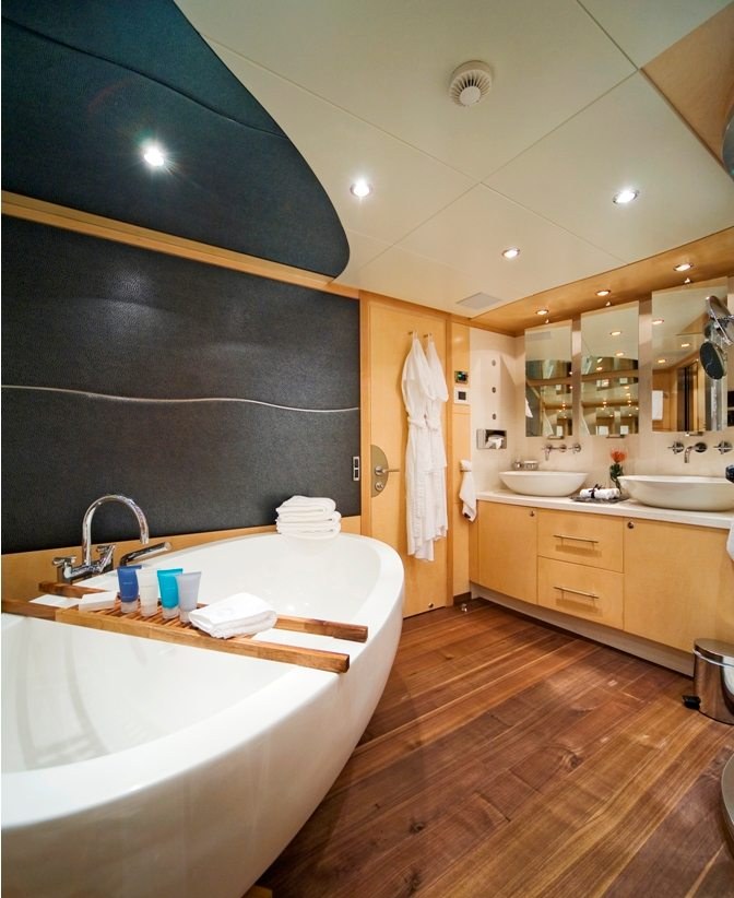 SALUTE yacht charter 5