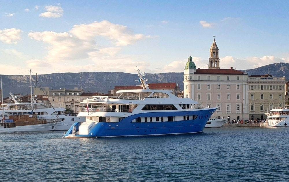 SAN ANTONIO yacht charter 4