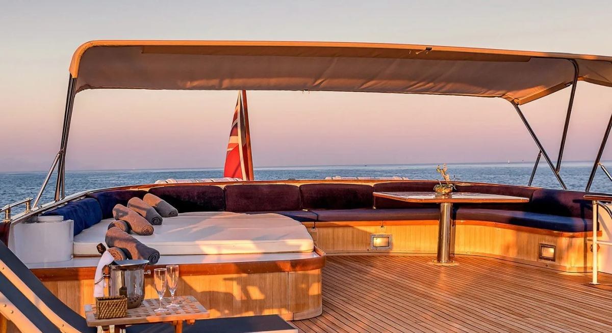SECRET LIFE yacht charter 3