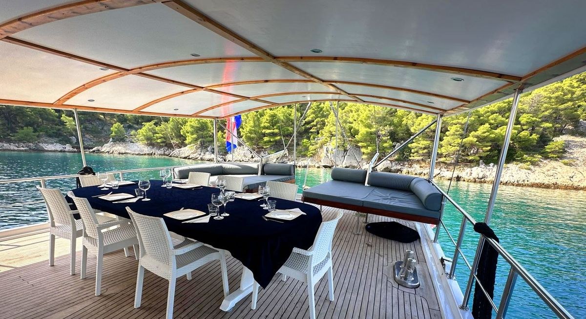SIRENA yacht charter 3