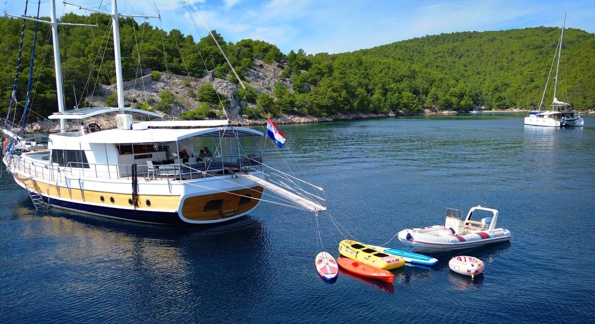 SIRENA yacht charter 5