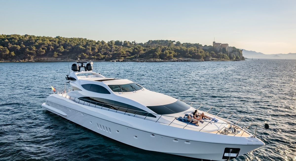 STORM YACHT CHARTER yacht charter