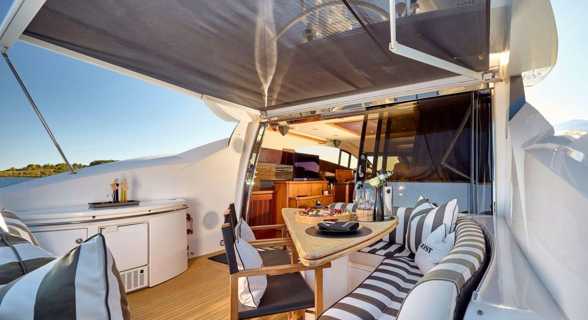 SUNSEEKER PREDATOR 72 GHOST yacht charter 4