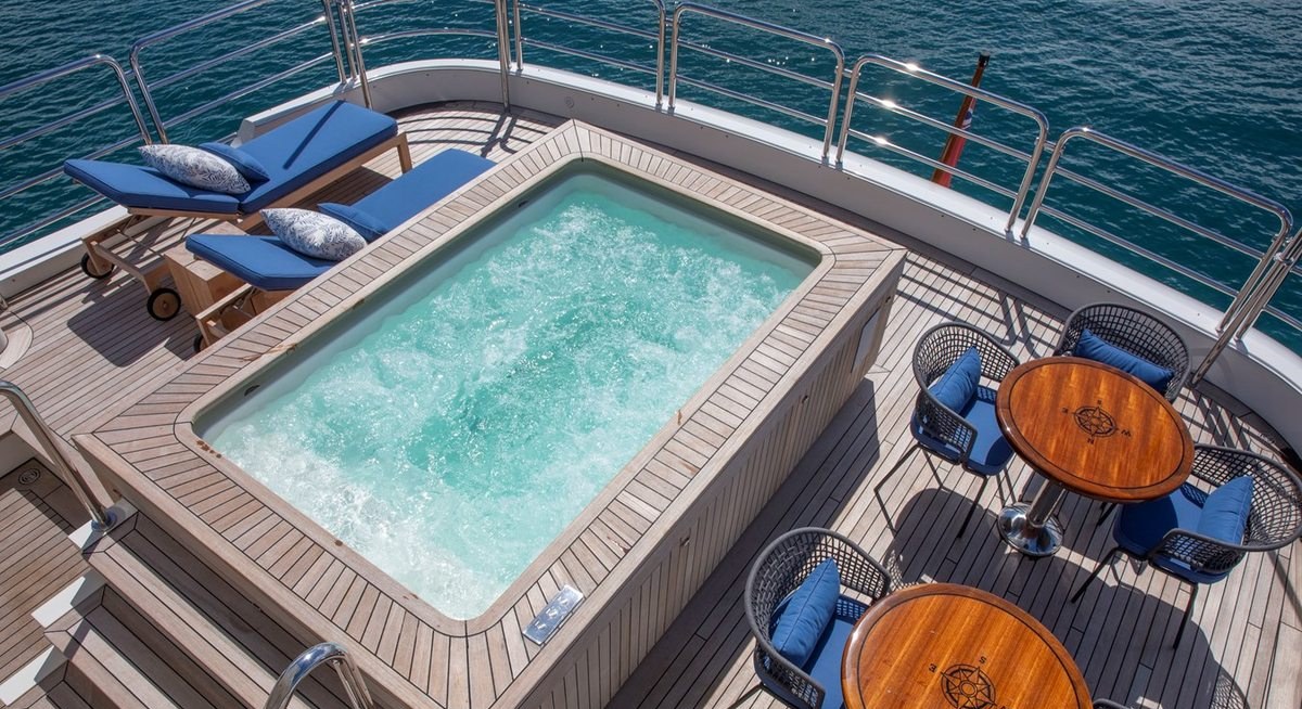 SUR LA MER yacht charter 3