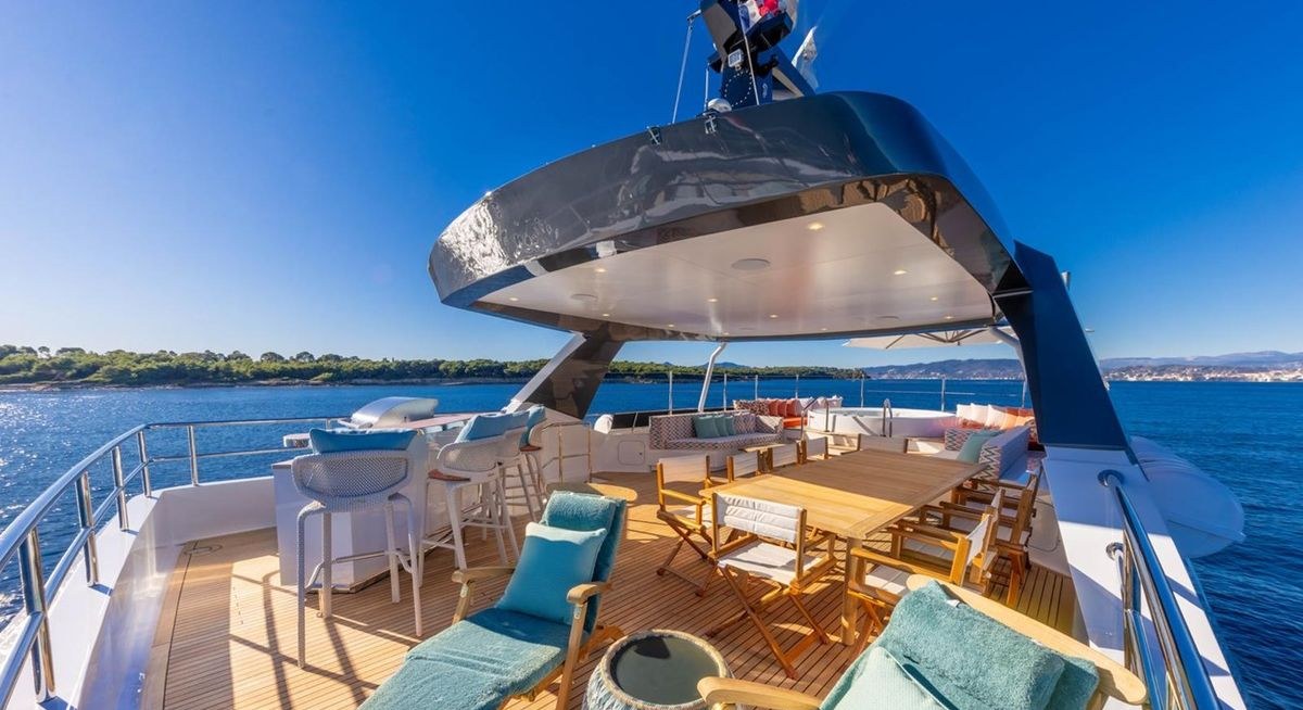 TAHI yacht charter 3