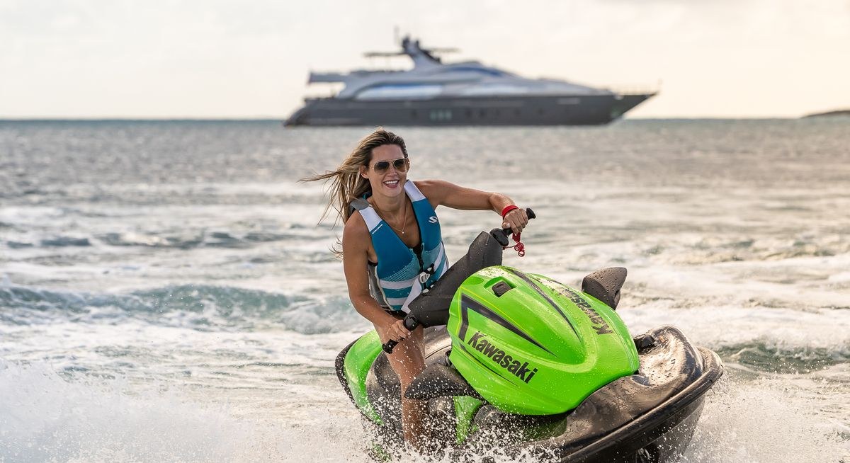TAIL LIGHTS yacht charter 5