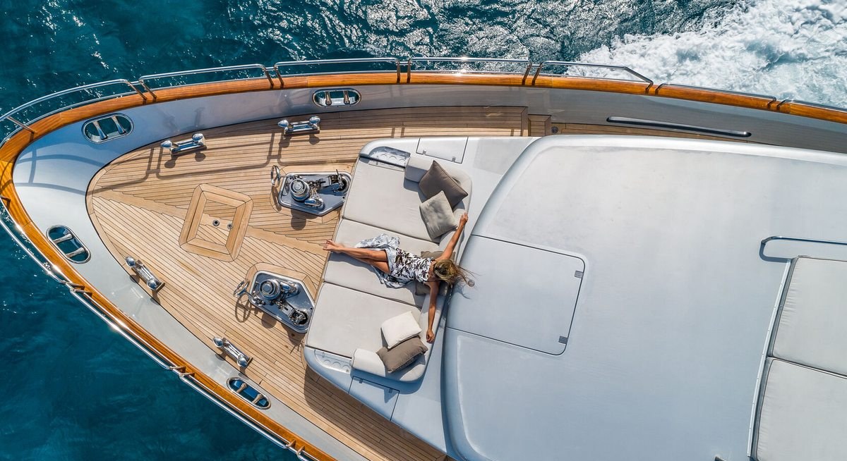 TAIL LIGHTS yacht charter 2