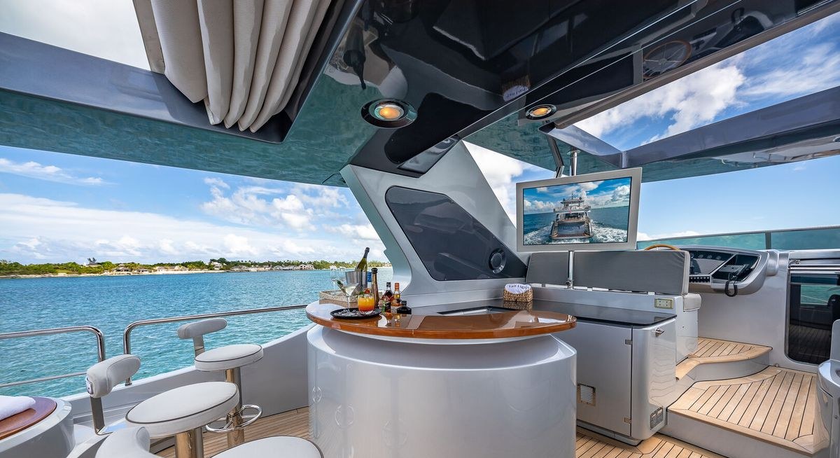 TAIL LIGHTS yacht charter 4