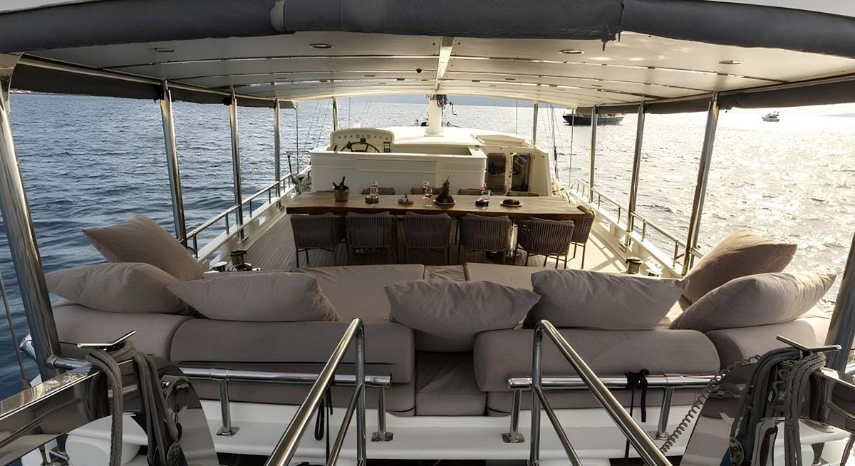 THE BLUE SEA yacht charter 3