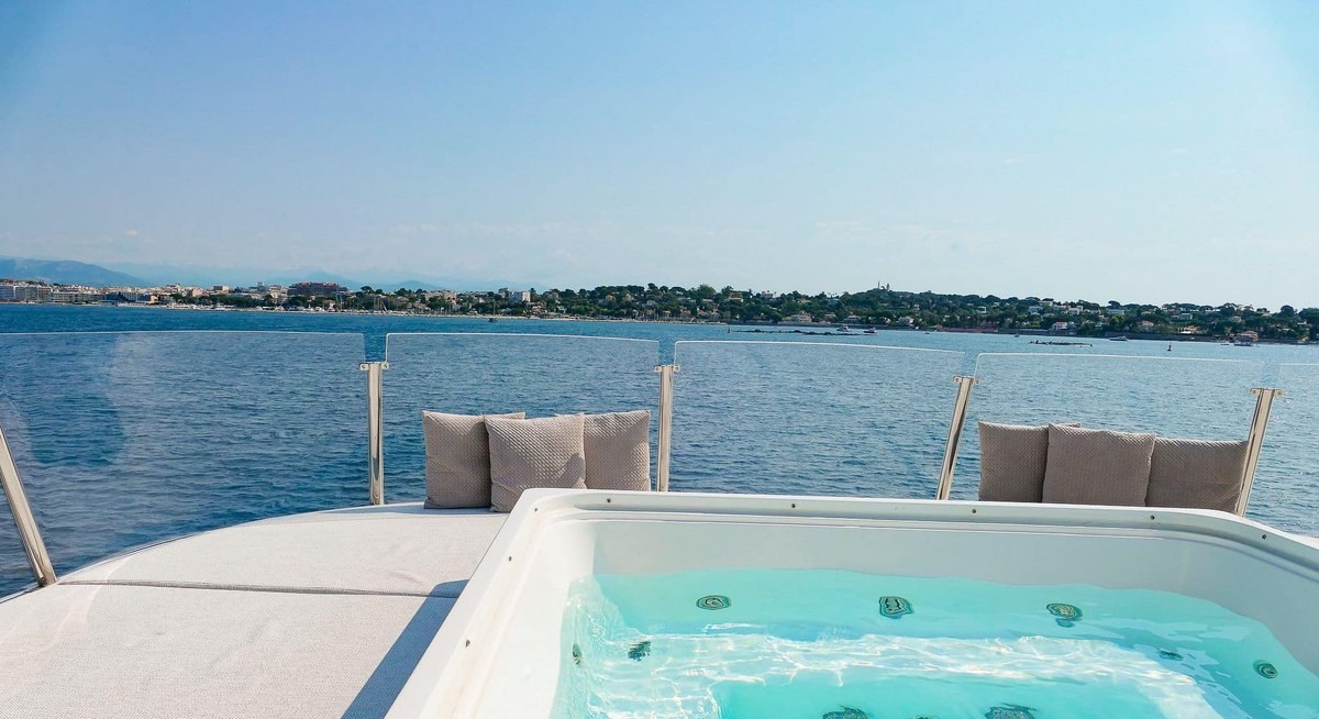 TINY WAVE YACHT CHARTER yacht charter