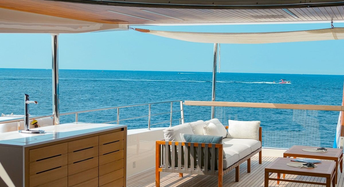 TINY WAVE yacht charter 2