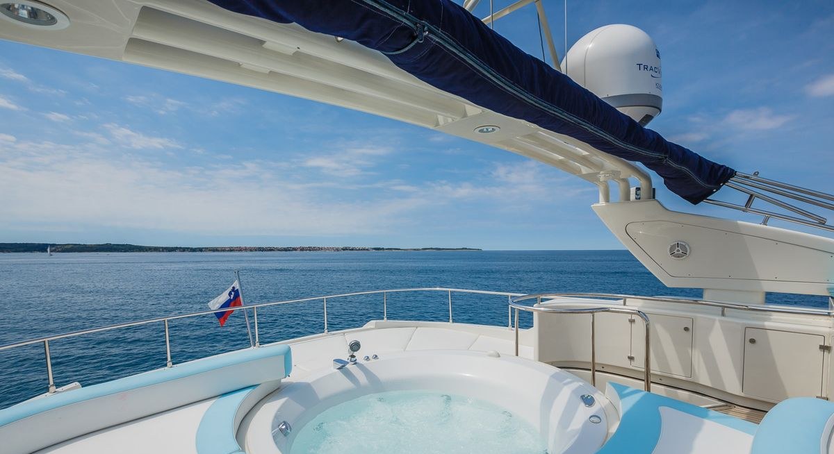 VELLMARI yacht charter 4