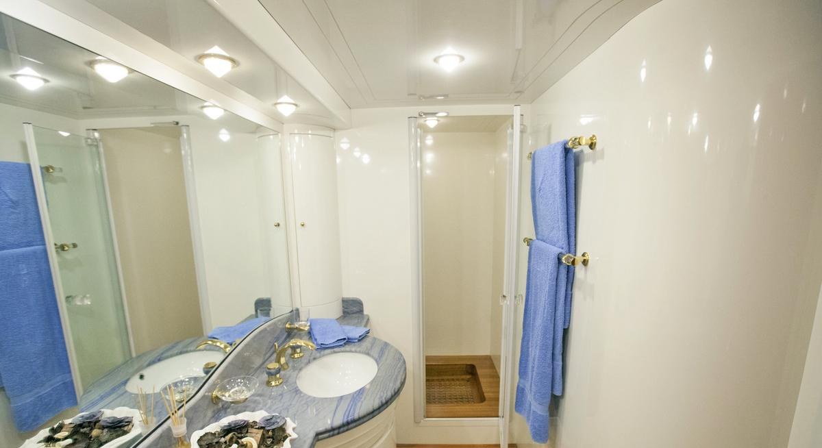 VENUS VISTORIA yacht charter 2
