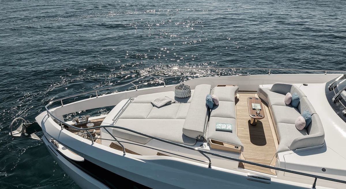 VIVA II yacht charter 2