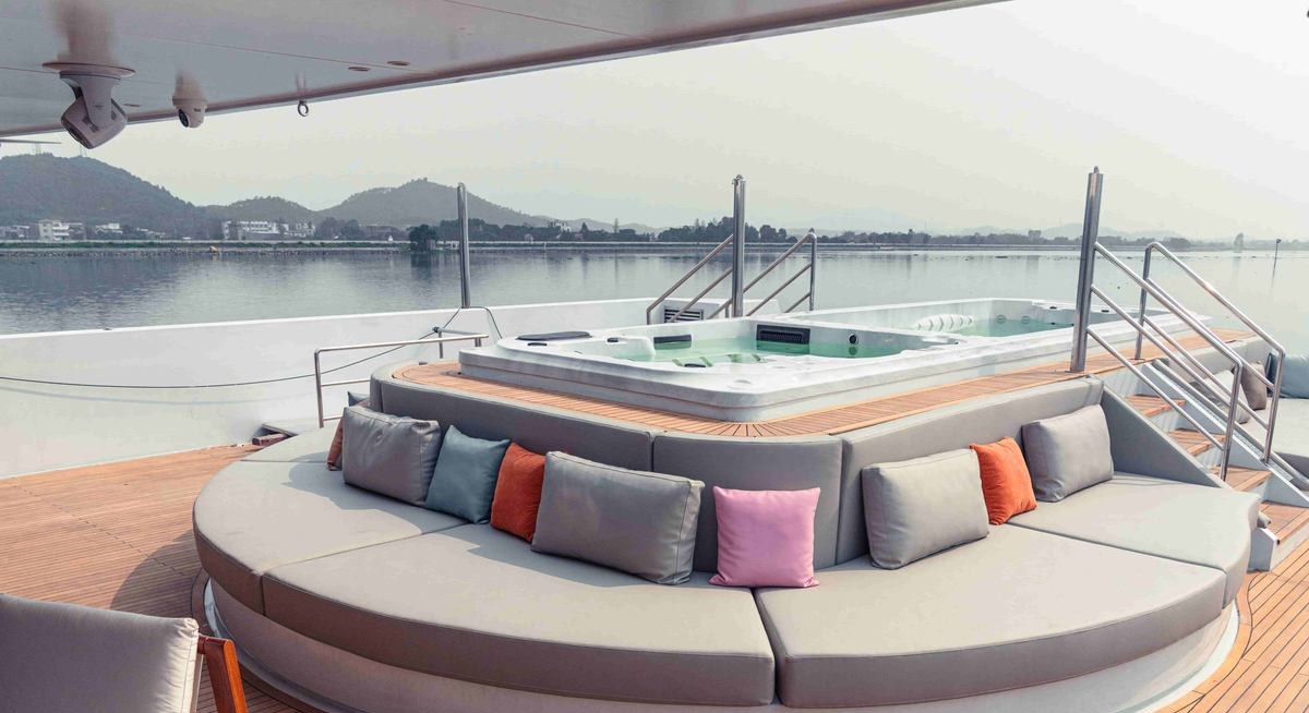 WHITE PEARL yacht charter 2
