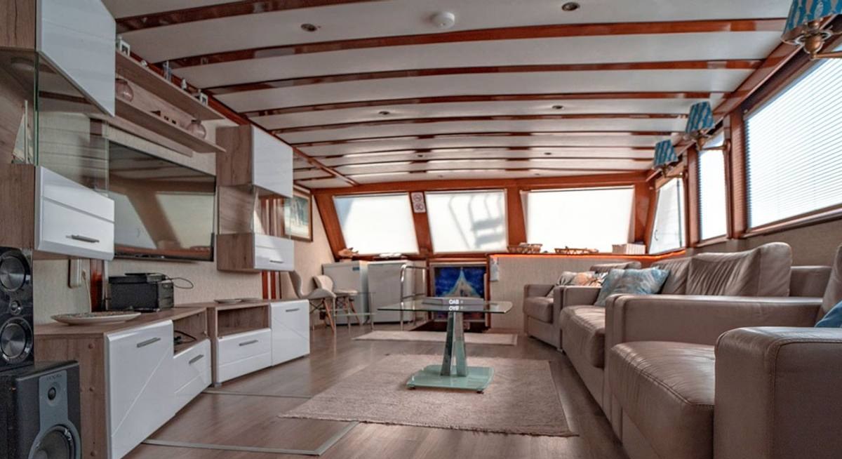WHITE SWAN yacht charter 2