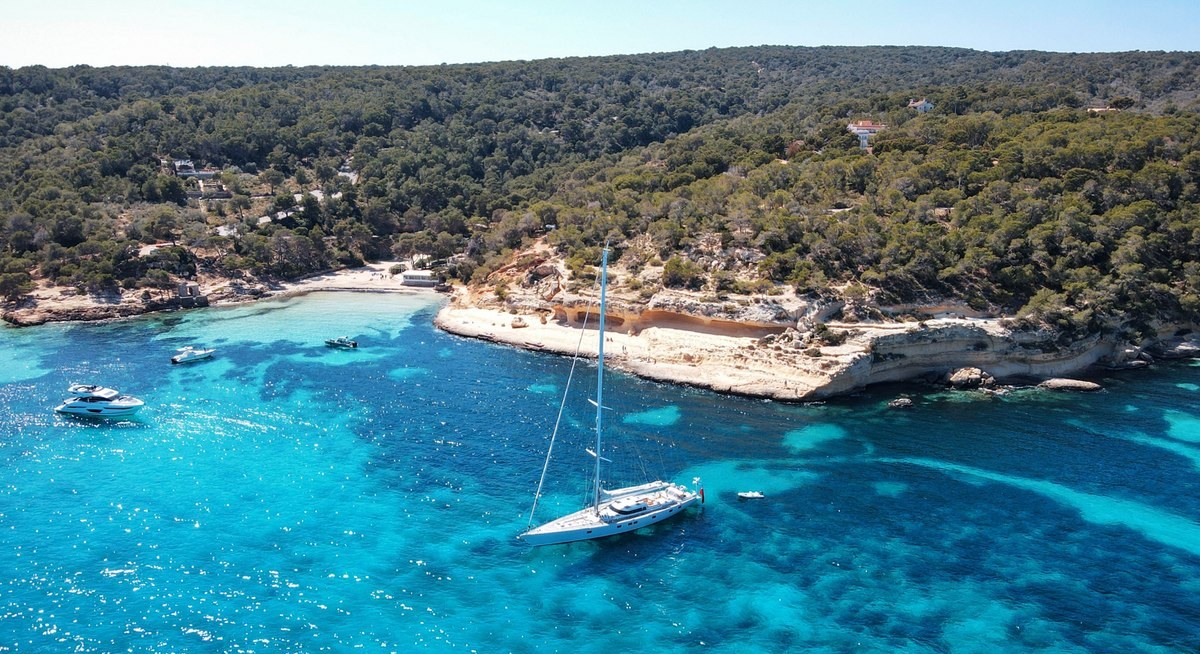 YQUEM yacht charter 4