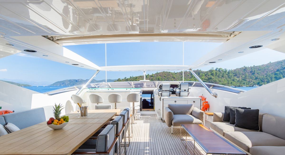 YUTORI yacht charter 4