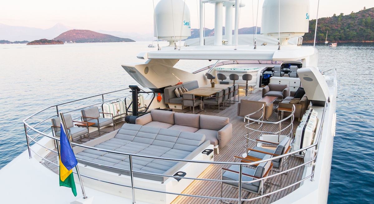 YUTORI yacht charter 3