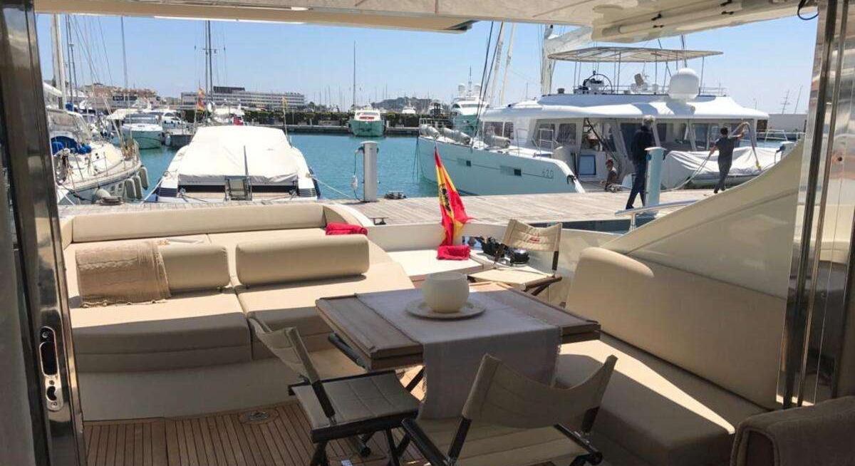 ZIPI ZAPE yacht charter 5